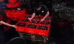 Lustiges Video : 200 Bierflaschen in 58 Sekunden aufmachen