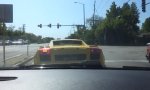 Lamborghini gibt an der Kreuzung Gas