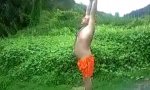 Lustiges Video - Flussufer-Kunstspringen