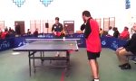 Lustiges Video : Tischtennisspieler mit leichtem Handicap