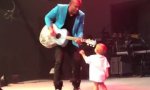 Funny Video : Baby stiehlt Papi die Show