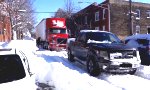Pick Up zieht Truck durch den Schnee