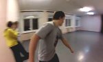 Missgeschick beim Indoor-Parkour