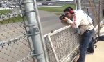 Lustiges Video - Fotograf an der Rennstrecke