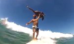 Mit der Freundin auf dem Surfbrett
