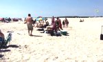 Lustiges Video - Rettungsschwimmer bekommt Abreibung