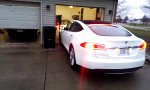Tesla fährt selbst in Garage                 