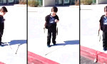 Lustiges Video : Blinder Junge erkundet Gehwegkante