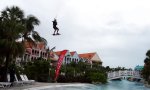 Lustiges Video : Pool Kite Surfer
