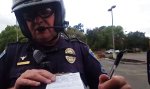 Lustiges Video : Cop bleibt völlig gelassen während Idiot ausrastet