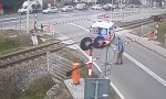 Lustiges Video : Ambulanz übereilig am Bahnübergang