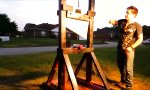 Der Held an der Spraydosen-Guillotine