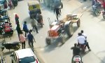 Funny Video : Traktor will sich aus dem Staub machen