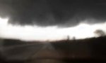Lustiges Video : Tornado kreuzt den Weg