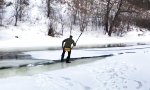 Lustiges Video : Überquerungskünstler am gefrorenen Fluss