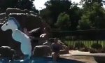 Lustiges Video : Der coolste am Pool