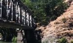 Lustiges Video - Zwei Backflips von der Brücke