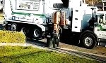 Funny Video : Wenn sich die Tonne wehrt