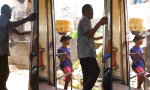 Lustiges Video : Ananas-Mann mit perfektem Gespür für Balance