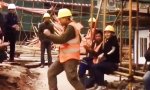 Lustiges Video - Electric boogie man on the job