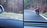 Lustiges Video : Radfahrer läuft sich einen Wolf