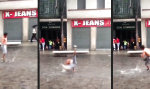 Lustiges Video : Breakdance für den Wolkenbruch