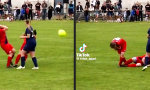 Funny Video : Zwei mit einem Ballstreich